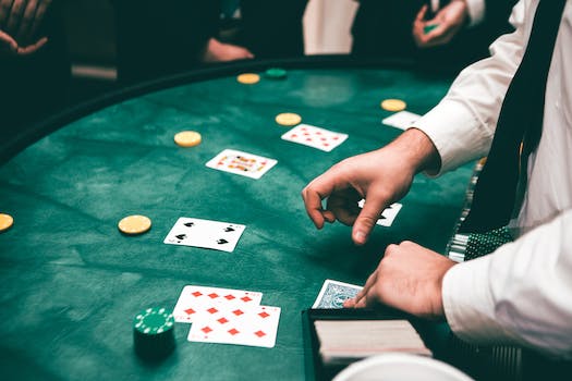 Lendo entre as Linhas: Dominando Tells e Linguagem Corporal no Poker para Vantagem Tática